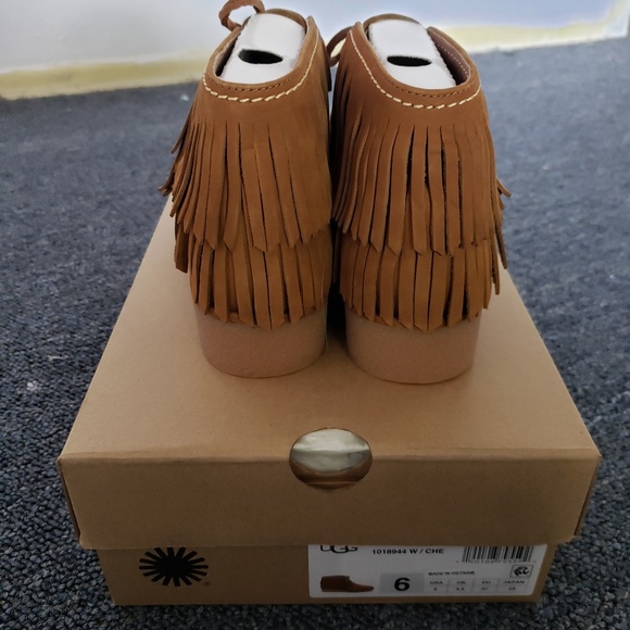 💗 NIB 💖 UGG Chestnut Brown Fringe Wedge Moccasin - Picture 4 of 8